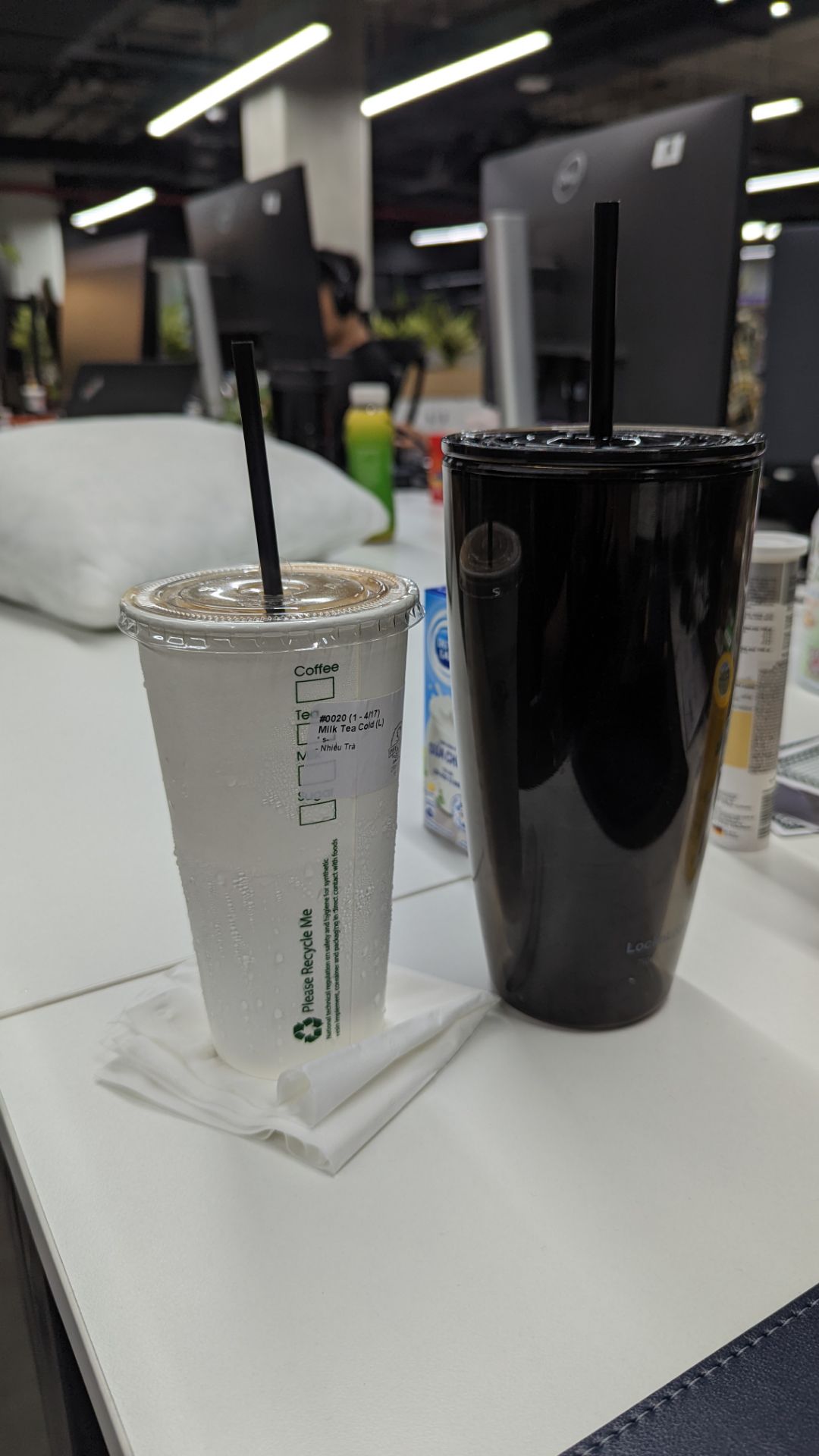 Ngoại quan cốc đẹp, cầm cảm giác sang và chắc tay. Sản phẩm còn tặng kèm dụng cụ vệ sinh ống hút rất tiện lợi. Nắp cốc đóng chặt và khít, có gioăng cao su nên rất khó bị chảy nước. Điểm trừ là cốc ko dùng được cho nước nóng nhưng không thấy sản phẩm note trên tiki, chỉ ghi ở giấy dán đáy cốc nên mình ko để ý có lỡ để cafe nóng, dẫn đến bị chảy miệng cốc 1 chút.