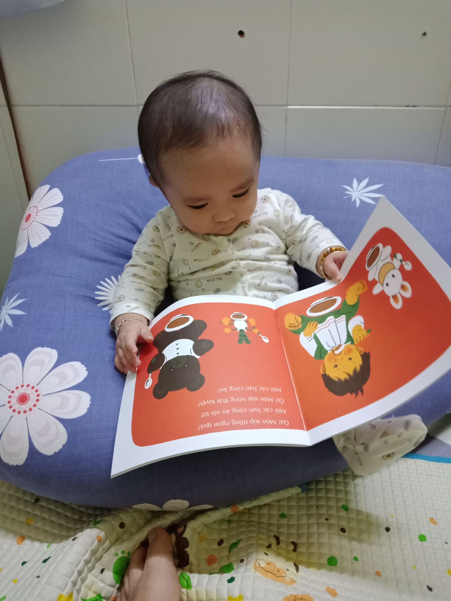 Những câu truyện ngắn và đơn giản đến k ngờ, v mà bé mình rất thích luôn. Cho bé ngồi trong lòng và lật cho bé xem, bé nhìn theo trang r đập tay cười thích thú, bh lấy cuốn truyện ra là bé đã tỏ ra rất vui rồi. Rất bổ ích thay vì cho bé xem tv ạ.