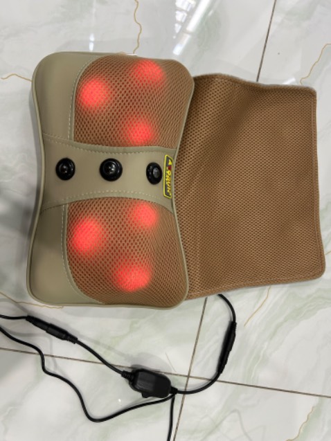 Mình xài vài tháng rồi thấy khá ngon nên mới đánh giá. 
Máy chạy mạnh, êm, xoa bóp rất đã, bảo hành 5 năm lận.
Hình như Shop ngoài Bắc thì phải nhưng giấy bảo hành có chi nhánh trong Nam nên hư thì cũng có thể mang đi bảo hành.
Giao hàng nhanh chóng.
Điểm trừ là chỉ may phần da (ở giữa có mấy nút màu đen) rất dễ rách da sau một thời gian ngắn  sử dụng (Hình chụp lúc đó mới mua chứ không phải đã dùng 1 thời gian).
Nên che khăn lại dùng cho bền hơn đôi chút.