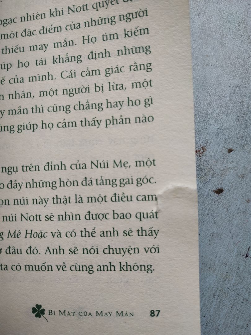 sách bị rách một số tờ, không rõ là do đơn vị vận chuyển hay do chất lượng sản phẩm, nhưng cá nhân mình vẫn hài lòng vì nó chưa ảnh hưởng nhiều đến trải nghiệm đọc sách của mình. cảm ơn shop rất nhiều