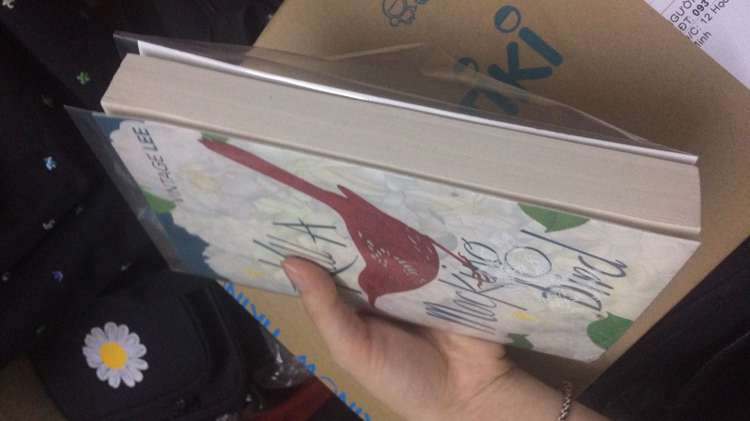 Mình bị sốc vì chất lượng giấy. Gần 200k 1 cuốn nhưng chất lượng giấy khá tệ và có mùi. Tuy nhiên chắc là do sách nước ngoài nên khổ giấy nhỏ, tiện cầm tay