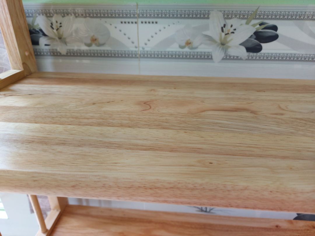 Sản phẩm được đóng gói cẩn thận. Màu gỗ đẹp. Những lỗ đục sẵn để bắt ốc khá chuẩn, vừa vặn, nên kệ lắp xong khá chắc chắn.