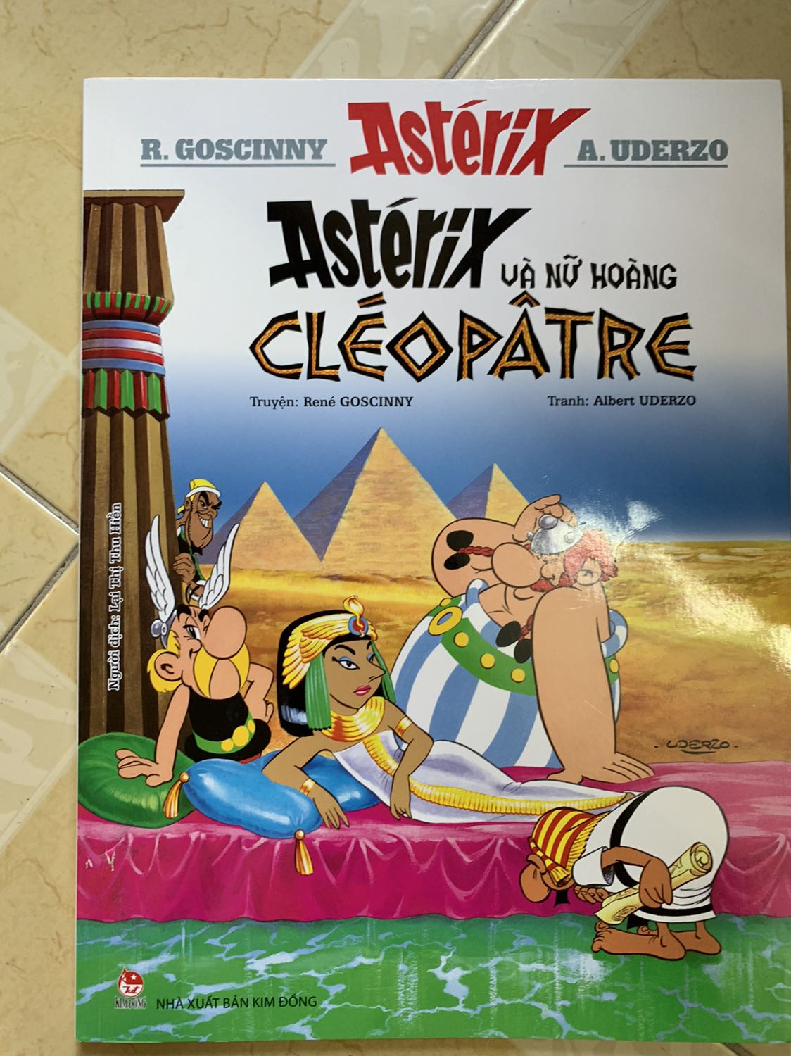 Sách ship đến bị rách một miếng ở bìa. Lúc nhận hàng thì mình không vui tẹo nào nhưng có 1 quyển sách nên mình cũng lười đổi trả. Tiki nên chú ý vì với lũ yêu sách như mình thì khi nhận sách rách một miếng như vậy rất khó chịu. Miếng sứt mình đã dùng hồ dính lại nên không thấy rõ trên ảnh