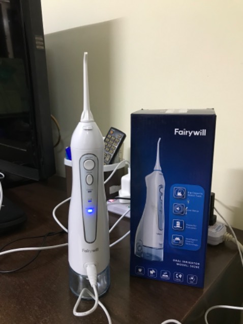 Làm sạch răng và nướu hiệu quả nhưng chưa biết xử dụng rành nên nước bắn tung toé.😂