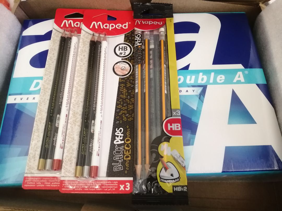 Bút chì tốt, tôi hoàn toàn tin tưởng thương hiệu này. Nhà sách đóng gói tạm ổn, điều khiến tôi thất vọng là nhà sách chưa gửi hàng mà app Tiki đã hiển thị là "đang vận chuyển", làm tôi hóng 3-4 ngày tới tận ngày giao dự kiến nhưng chẳng thấy đâu, hỏi ra thì mới biết hôm ấy nhà sách mới bắt đầu gửi hàng, thế là tôi phải đợi thêm 3-4 ngày nữa. Tôi vừa thất vọng vì nhà sách làm việc trễ nãi nhưng cũng rất thất vọng về cách Tiki hiển thị cho khách hàng về trạng thái của đơn hàng. Mỗi một người khách đặt hàng đều rất trông chờ đơn hàng của mình nên Tiki hãy hiển thị rõ ràng và đúng trạng thái đơn hàng để khách khác không thất vọng như tôi.