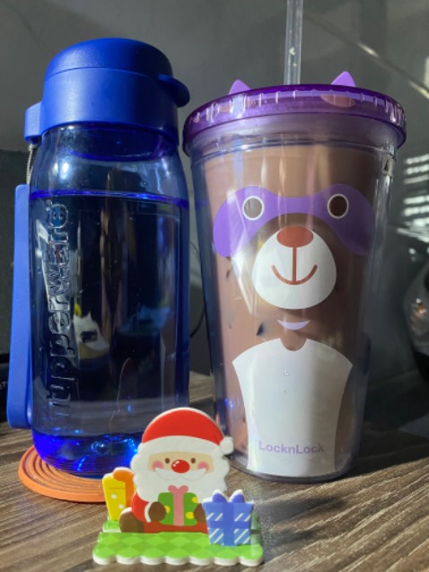 Ly hình con vật dễ thương. Ly 2 lớp, chỉ dùng để nước lạnh, có 2 nắp: 1 nắp có lổ để ống hút và 1 nắp đậy kín.