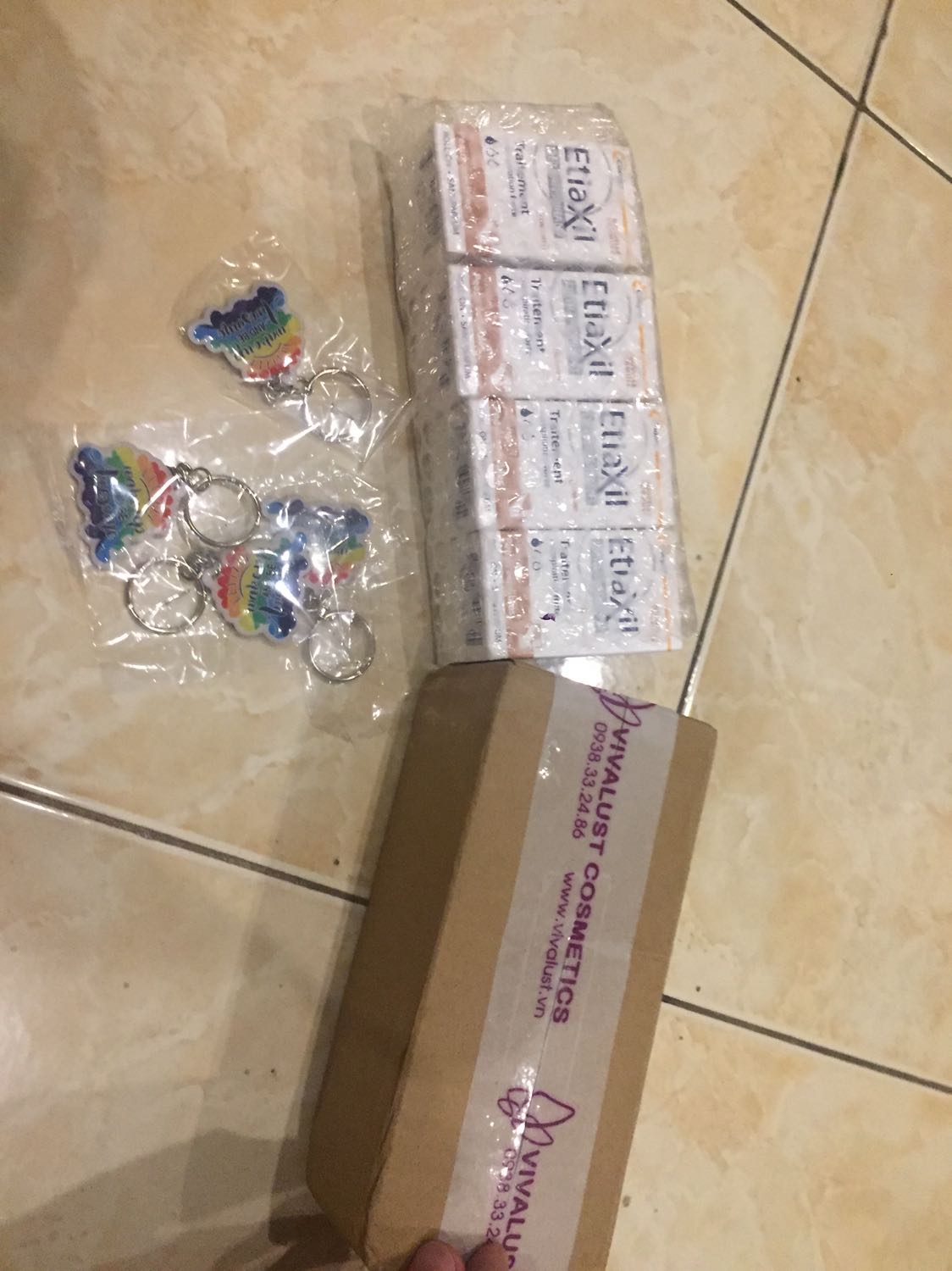 Giao hàng nhanh, đóng hàng chắc chắn, mình được tặng móc khoá rất xinh Giao hàng nhanh, đóng hàng chắc chắn, mình được tặng móc khoá rất xinh