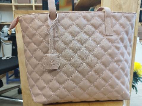 Túi xinh quá shop ạ . Bên ngoài đẹp hơn trong hình nhìu . Chất da mềm và mịn lắm ạ .cảm ơn shop  .mình sẽ luôn ủng hộ shop ạ ....