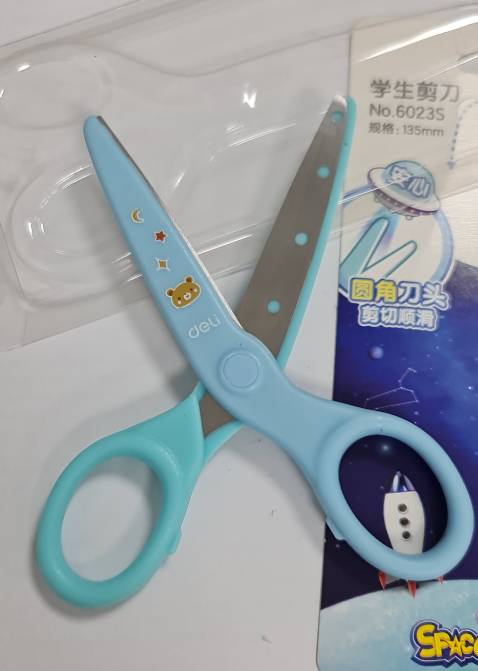 Kéo nhỏ gọn dễ thương, có bọc nhựa an toàn cho trẻ nhỏ sử dụng.