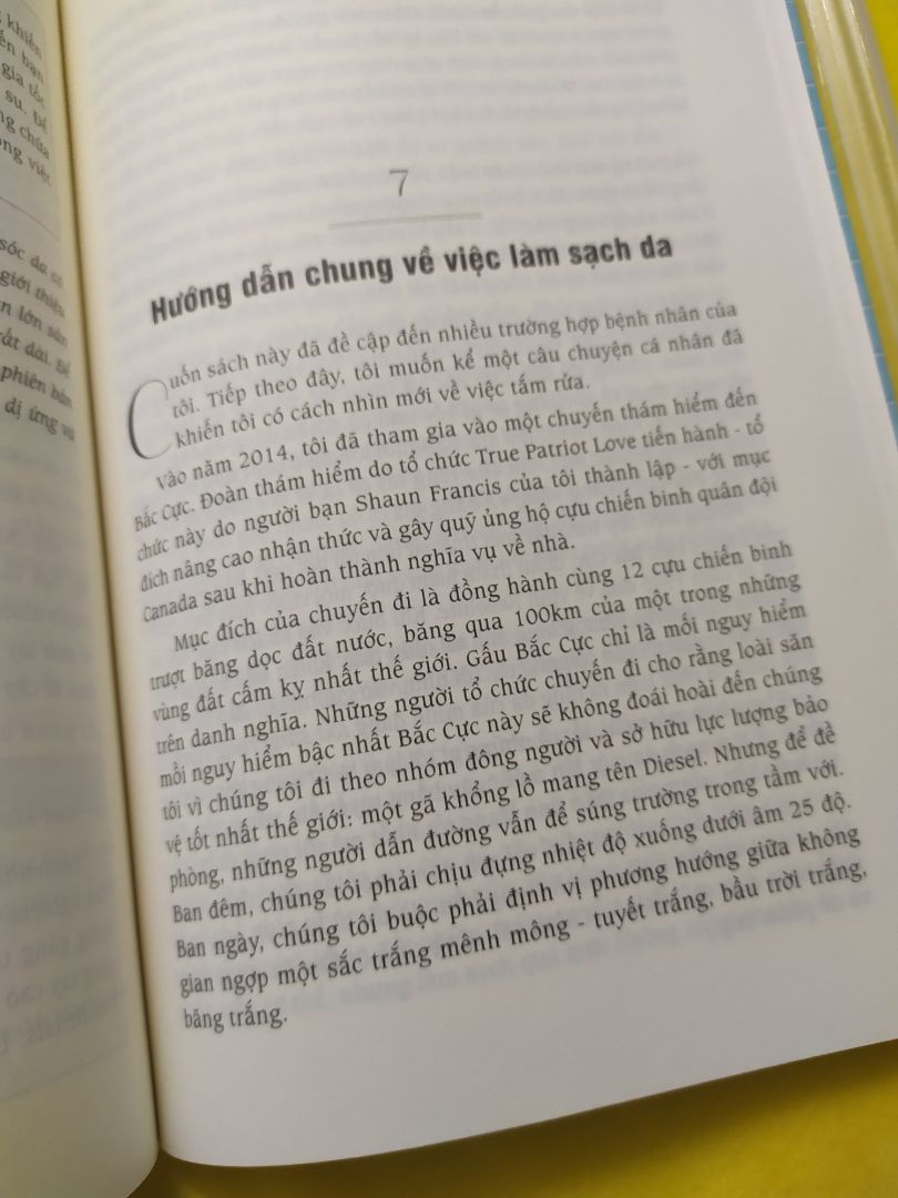 Dịch vụ giao hàng của Tiki thì mình ko review nữa vì chỉ có 1 chữ "nhanh", shipper còn biết mình hay mẹ mình nhận hàng. Chất lượng sách in ok. Về nội dung khá thuyết phục vì từ bác sĩ da liễu viết nên mình có phần tin tưởng hơn. Có nhiều quan điểm trong sách về việc nên hay không khi dùng quá nhiều sản phẩm skincare và chứng minh các tác nhân gây ra tình trạng kích ứng, da nhạy cảm quá mức mà chúng ta không ngờ tới. 
Tuy nhiên tác giả hơi bài trừ xà phòng, mình thấy bình thường vì một đứa sợ tắm như mình chỉ biết gật gù khi tìm đc đồng minh. Chứ mấy bạn sạch sẽ quá thì chắc tức gấp sách lại luôn á.
Có lẽ quyển sách phù hợp với các bạn có da nhạy cảm hoặc bắt đầu nghiên cứu về cách chăm sóc da. Thay vì xài tất cả mọi thứ được người khác review hãy trang bị kiến thức đầy đủ và chỉ chọn sản phẩm vừa đủ và phù hợp. Dù mình cũng là người kinh doanh mỹ phẩm nhưng chưa từng dụ khách hàng mua hàng đống thứ hay *** cái này cái kia lên mặt. Lợi nhuận quan trọng thật nhưng kết quả mà khách nhận đc quan trọng hơn hết. Dịch vụ giao hàng của Tiki thì mình ko review nữa vì chỉ có 1 chữ "nhanh", shipper còn biết mình hay mẹ mình nhận hàng. Chất lượng sách in ok. Về nội dung khá thuyết phục vì từ bác sĩ da liễu viết nên mình có phần tin tưởng hơn. Có nhiều quan điểm trong sách về việc nên hay không khi dùng quá nhiều sản phẩm skincare và chứng minh các tác nhân gây ra tình trạng kích ứng, da nhạy cảm quá mức mà chúng ta không ngờ tới. 
Tuy nhiên tác giả hơi bài trừ xà phòng, mình thấy bình thường vì một đứa sợ tắm như mình chỉ biết gật gù khi tìm đc đồng minh. Chứ mấy bạn sạch sẽ quá thì chắc tức gấp sách lại luôn á.
Có lẽ quyển sách phù hợp với các bạn có da nhạy cảm hoặc bắt đầu nghiên cứu về cách chăm sóc da. Thay vì xài tất cả mọi thứ được người khác review hãy trang bị kiến thức đầy đủ và chỉ chọn sản phẩm vừa đủ và phù hợp. Dù mình cũng là người kinh doanh mỹ phẩm nhưng chưa từng dụ khách hàng mua hàng đống thứ hay *** cái này cái kia lên mặt. Lợi nhuận quan trọng thật nhưng kết quả mà khách nhận đc quan trọng hơn hết.
