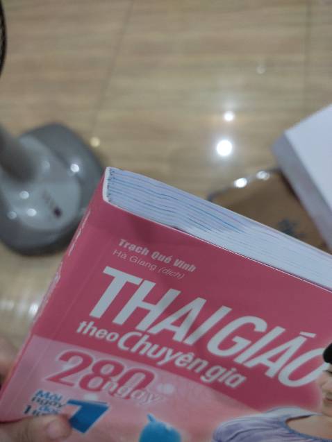 Chưa đọc nhưng lúc nhận là thấy khó chịu vì hộp ướt rồi, 1 phần do mình nhờ ng nhà nhận nên cũng ko ktra kĩ, lúc mở ra shop gói hàng cẩu thả, ko bọc nilon hay chống sốc trời mưa shipper che ko kĩ làm uớt hộp ngoài nên cũng ướt hết sách bên trong 😡🤬