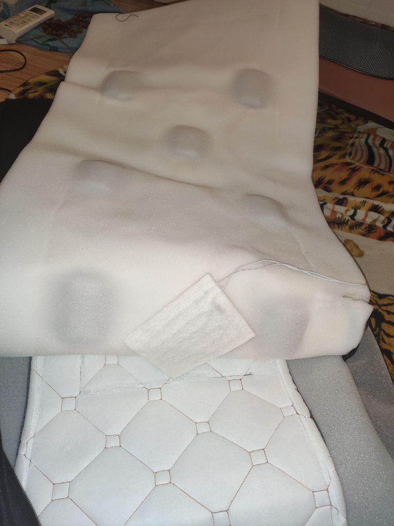 nệm mỏng nhẹ. công suất quá yếu k thấm vào thịt.ko có tuổi với cái Homedics đang xài rung như xe giường nằm.cái gối cứng xoay cấn đau đầu.nhét vào cổ thì khó k chạm đc.được cái loa nghe Bluetooth mới lạ. mua tiki được trả hàng gấp luôn.may quá :(