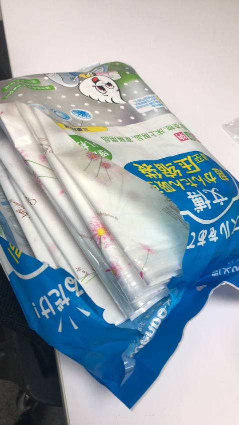 Shop đóng gói hàng cẩn thận, chắc chắn. Giá cả phải chăng. Túi đựng dày dặn, chắc chắn. Quần áo được hút chân không giúp tiết kiệm không gian. Chúc shop buôn may bán đắt.
Đối với sản phẩm này, mình góp ý shop làm thêm bộ sp có bơm máy nữa. Tôi nghĩ chắc sp này sẽ rất tốt, vì nhiều người quan tâm lắm á! Tôi đã mua mấy bộ để dùng dần và cho nhà chị gái thêm nữa. mỗi bộ có 8 túi, chia làm 3 loại, 3 loại tùy theo đồ đạc để cho vào, có thể áo khoác len, chăn, gối đều được, áo mỏng nữa, mình cho vào rồi hút chân không, xong cho vào vali thì hết sẩy, mang đi có mà kiện hành lý 7kg thành 20kg đấy. vì thế tiết kiệm không gian rất tối ưu. 
Mình đang tìm thêm bơm máy, khi nào shop có hàng nhớ alo hoặc nhắn tin cho tôi thêm, tôi có liên hệ theo thông tin trong thư ngỏ rồi!! vì đồ ở nhà hơi nhiều, nên hút bằng tay hơi lâu!!
Rất vui  shop nhé