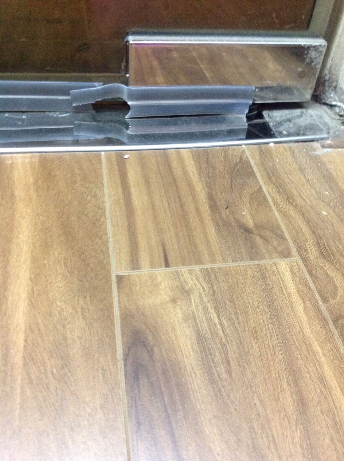 Tôi nghĩ sản phẩm chỉ ngăn đc bụi kiến , dán cóc con côn trùng thôi...chứ chuột thì ko ngăn đc ...tôi về dán xong rất ưng ý nhưng chỉ qua 1 đêm sáng dậy cụ tý cắn nát tươm nhìn thấy mà bực quá..ko biết làm sao nữa ...liệu còn sản phẩm nào khác mà chuột phải bó tay ko nhỉ....