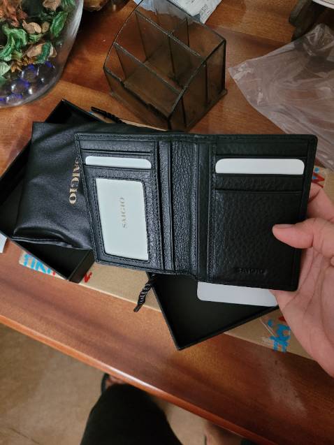 Da mềm mịn. Kích thước nhỏ. Nhiều ngăn ( tổng cộng mặt có để hình được là 5 ngăn. Bên trong mỗi bên 2 ngăn theo chiều đứng của ví và 1 ngăn bên ngoài) nhưng chỉ để được 1 tấm card /ngăn , để tiền mỏng do k có độ sâu của ngăn