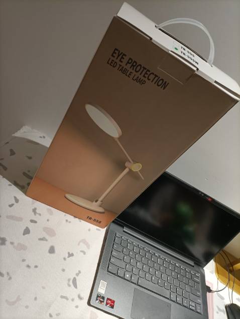 Mua được em đèn này quá là ưng ý luôn. Độ sáng có thể điều chỉnh được, 3 mức độ. Các phần của đèn cũng có thể gấp lại được, bàn làm việc gọn hơn, không tốn diện tích. Có tích hợp sạc không dây, vừa đọc sách, làm việc...vừa tranh thủ sạc điện thoại được luôn. Điểm thích nhất ở đèn này là có thêm 1 đèn phụ, màu RGB lung linh các thứ, nhìn chill phết, xanh đỏ tím vàng các kiểu. Shop tư vấn bán hàng nhiệt tình, bảo hành dài hạn nên mình cũng yên tâm sử dụng. Giá cả hợp lý nữa, mnh sẽ ủng hộ shop dài dà hhhh