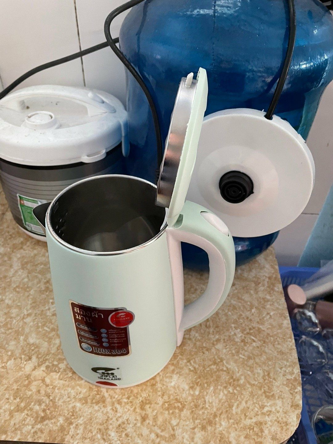 Chất liệu bên ngoài là nhựa cách nhiệt 
Ấm dùng tốt sôi nhanh 
Đáng tiền