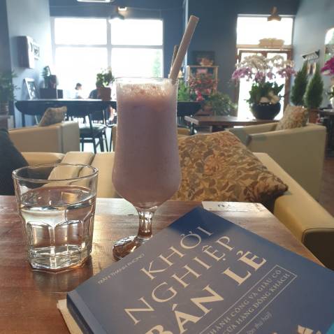 một quyển sách chi tiết về từng bước thiết lập nên một cửa hàng bán lẻ, từ khâu lập kế hoạch tổng thể đến chi tiết từng mục nhỏ, cách thiết kế cửa hàng, quản lý bán hàng, lựa chọn và bày bán sản phẩm thế nào... mình thích sách chỉ ra những vấn đề gặp phải, được và mất, để người đọc cân nhắc. ngoài ra còn đưa một số nơi cung cấp dịch vụ uy tín liên quan khi mở cửa hàng để tham khảo. sau khi đọc quyển sách này mình hiểu vì sao mà cửa hàng tạp hóa chỗ nhà mình lại đông khách, còn hàng cạnh đó thì vắng