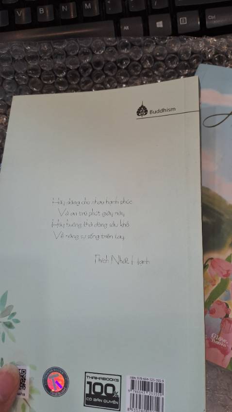 Nội dung sách hay, dễ đọc.

Mh nhận sách trg tình trạng sách k có bọc bên ngoài. Bìa sách thì bẩn. Trong khi đó mh mua sách mới mà đâu phải sách mua sách cũ đâu.
Nhìn quyển sách mất hết cảm tình, k biết nv đóng gói có thực sự làm việc????
Mất công mua sách, nhận về lại phải hì hục lau từng vết bẩn