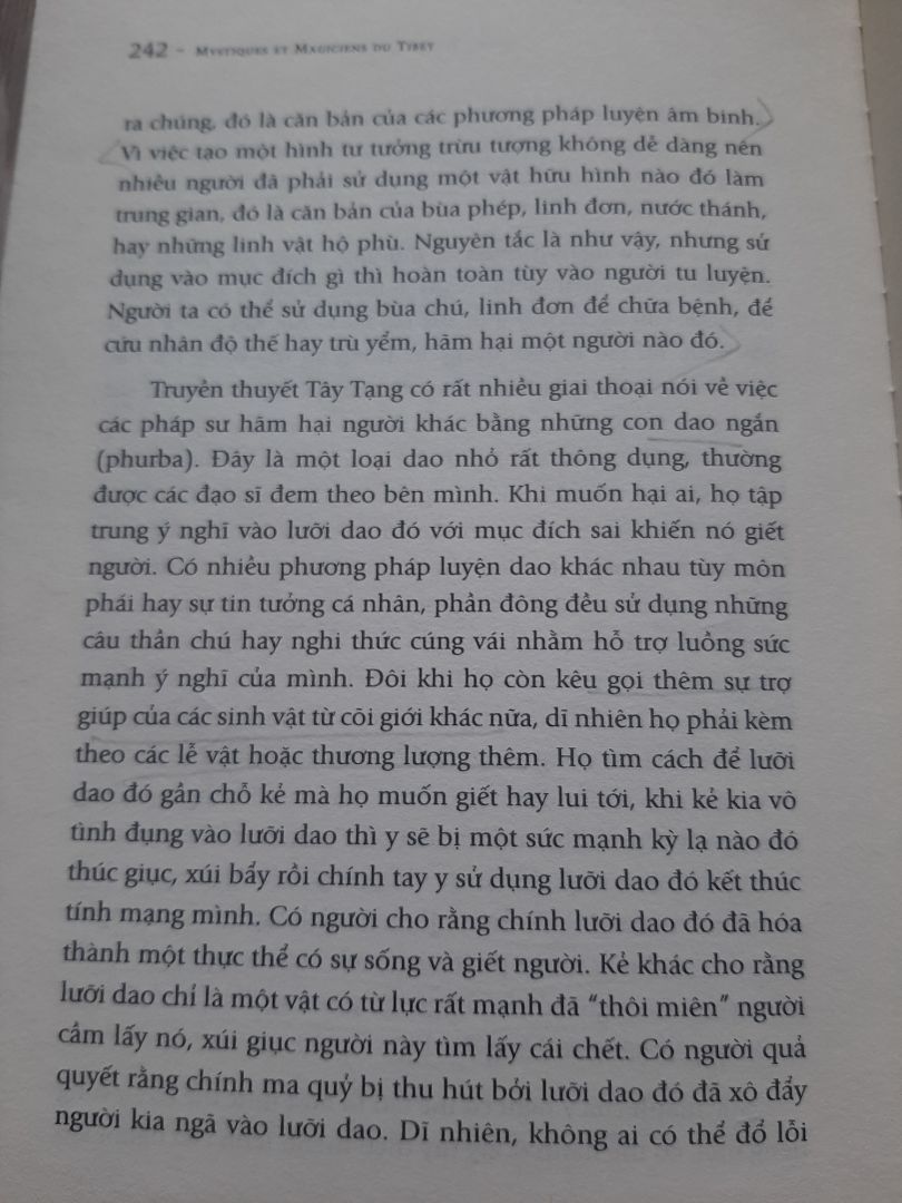 sách khá hay, tác giả Nguyên Phong dịch thì ý tứ nhẹ nhàng, sách nói về hành trình một người phụ nữ Châu Âu (Paris) người chuyên viết về tôn giáo Châu Á, ban đầu ở Ấn Độ và vì một sức mạnh vô hình hoặc sự tò mò về sự tâm tập, huyền thuật huyền bí ở Tây Tàng mà vượt rào cản Quốc gia để qua, bà trải nghiệm tu tập ẩn cư và hiểu được phần nào cảm thụ của một ẩn sĩ, bà tận mắt chứng kiến những bí thuật lạ lùng ở Tây Tạng, những triết lý, phái tu tập ở Tây Tạng, nhìn chung cuốn sách đối với người chưa tu tập đủ để cảm nhận, và biết thêm về cách người tu tập suy ngẫm, biết một ít về tôn giáo, tu luyện. chương 1,2 thì mình đọc thấy hơi nặng nề, chương 3 đọc thì hơi sợ (không nên đọc vào buổi tối), các chương sau màu sắc câu chuyện sáng hơn, vui vẻ hơn. hình mình chụp đa phần ở chương sau.