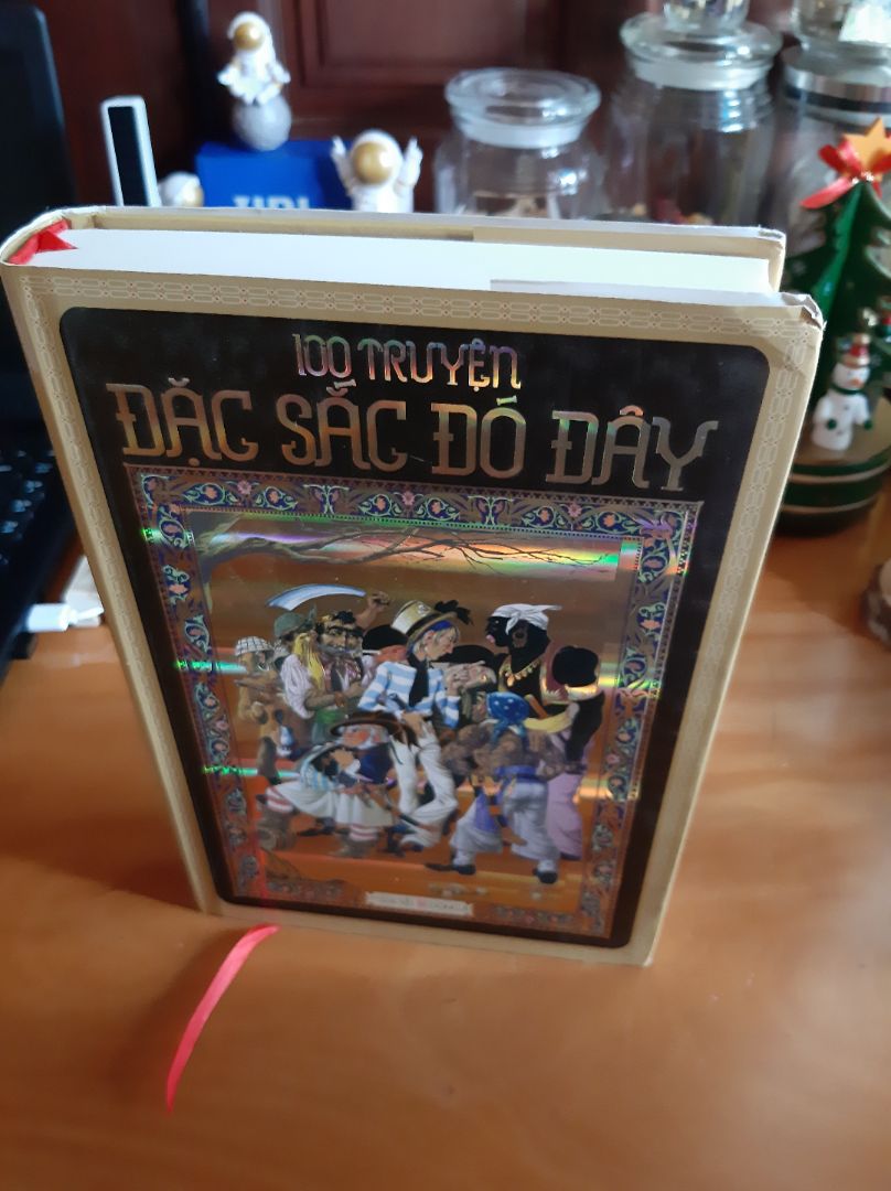 Sách đẹp lắm,  bìa cứng hẳn hoi mỗi tội bị bễ hộp nên móp góc luôn  . Sách hơi bụi.