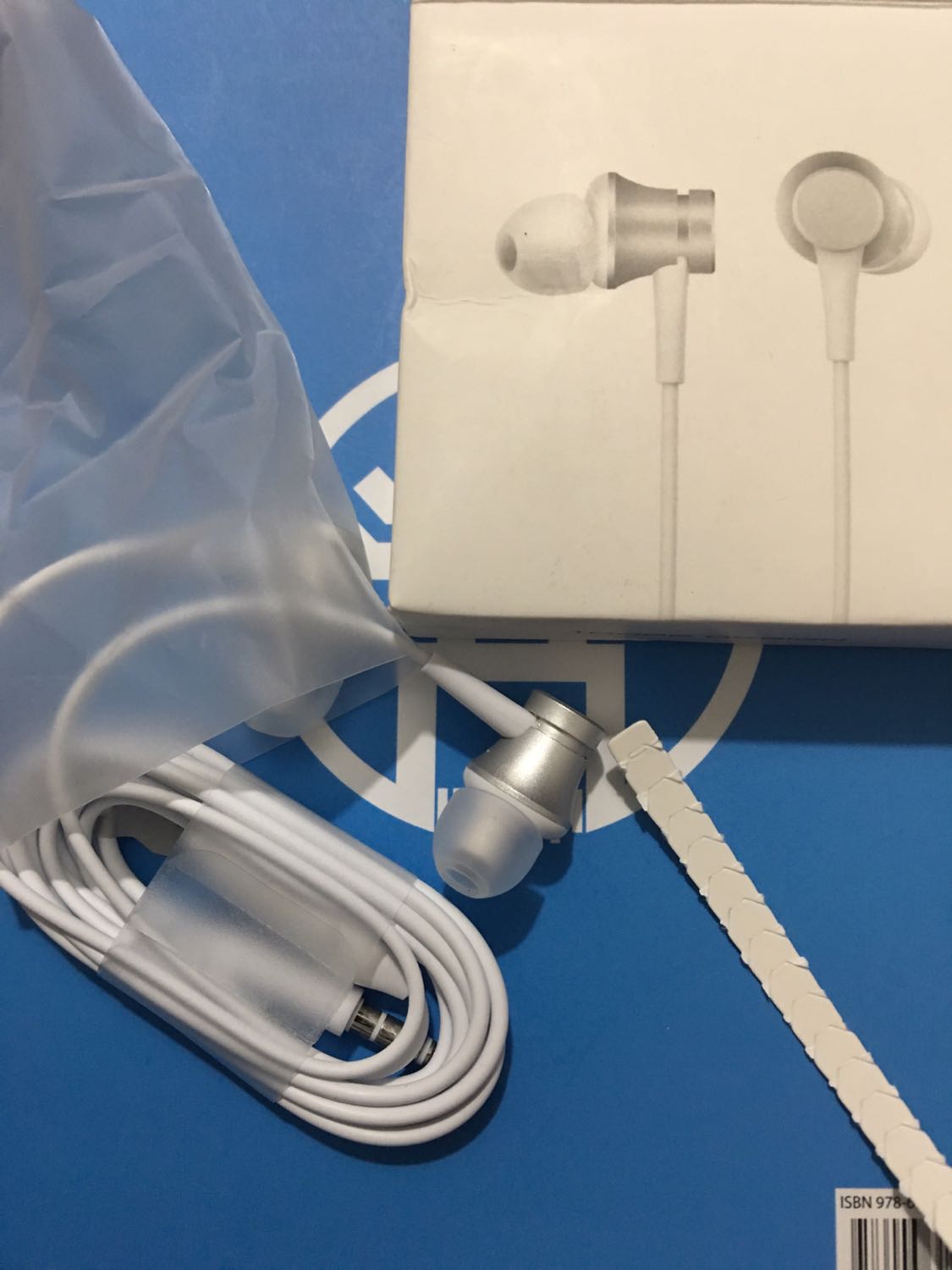 Hình thức ổn, độ hoàn thiện các góc cạnh ổn. Không thể đòi hỏi cao hơn với tai nghe có mức giá hơn 100k. Chất âm nghe cũng rõ ràng, bass ổn lên cao không chói tai. 
Điểm trừ: 
- Tiếng bass vọng ngược lại nghe hơi khó chịu.
- Nghe khi di chuyển, bị tiếng cọ sát của dây vọng vào trong.