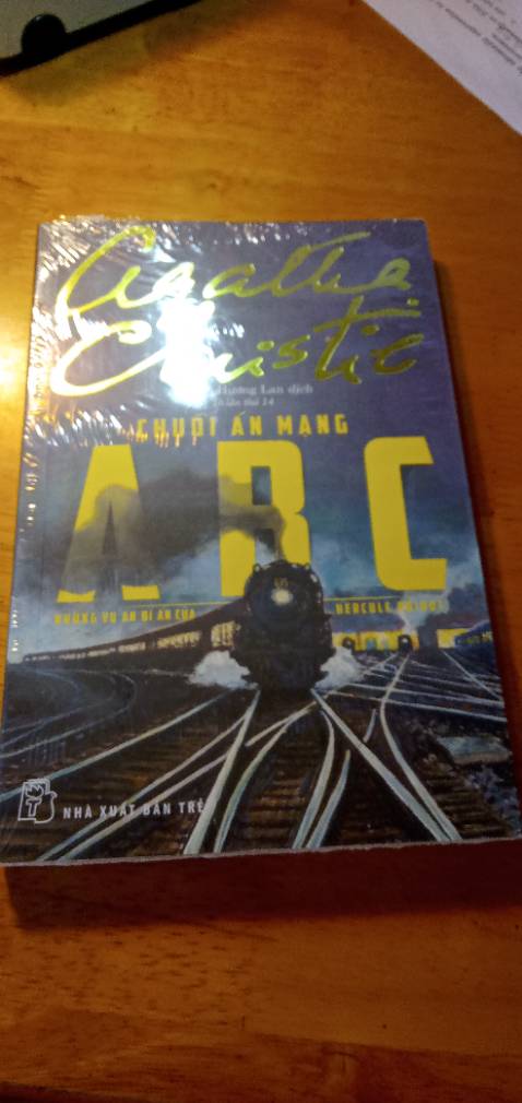 Trời ơi sách nguyên seal mà mình bóc ra nó bị như này nè bùn ghê nhưng mà thôi không sao. Sách đẹp nội dung hấp dẫn nên mua nhà mọi ngườii