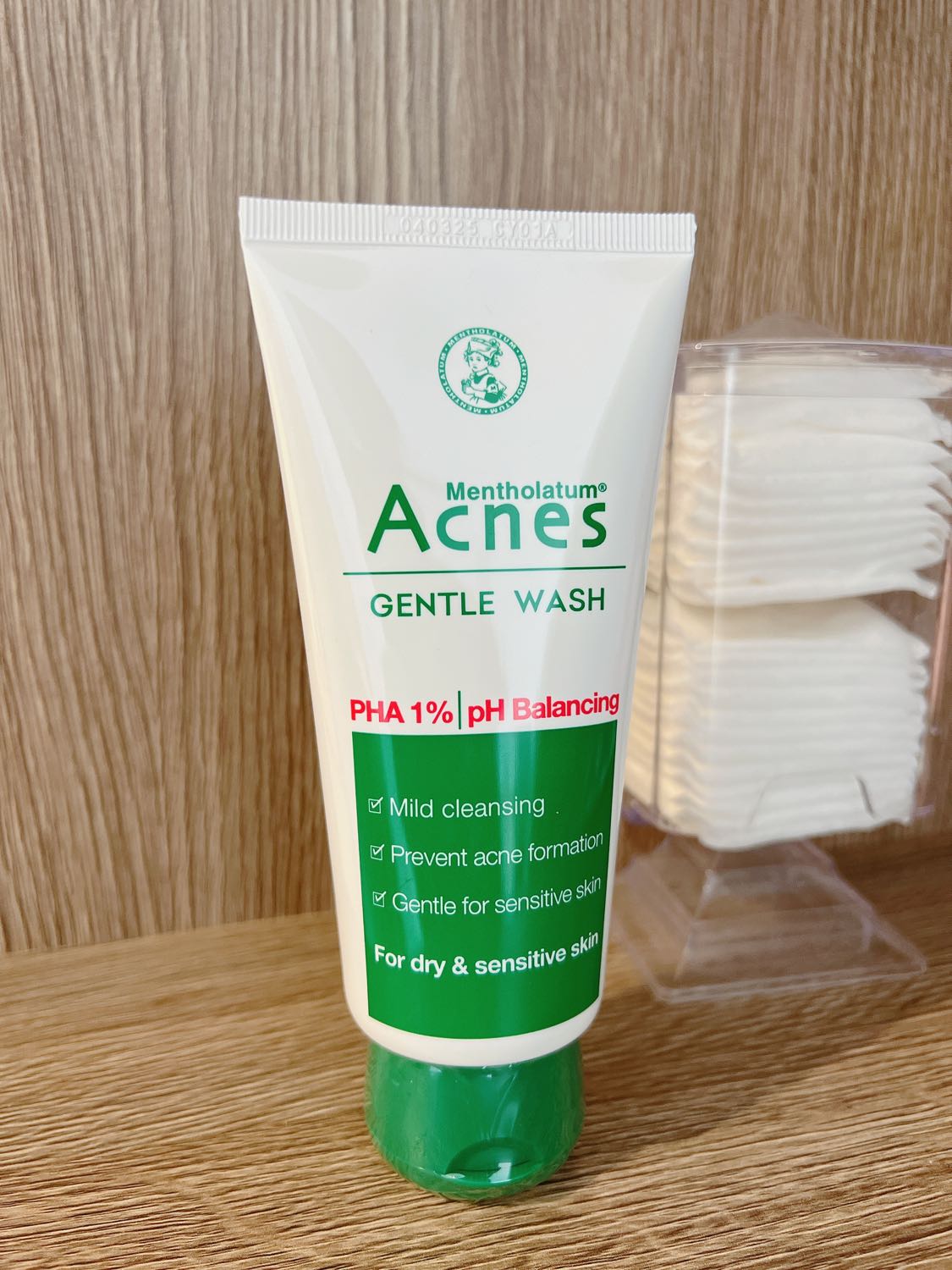 Mua trên mall nên chắc chắn độ chính hãng rồi. Shop chuẩn bị hàng nhanh, đặt cái có liền. Vô tình coi cái livestream nên thử order, có cái chiết xuất trái cây gì đó, giúp làm sạch vừa phải, ko gây khô da. Mình nghĩ da bạn nào khô dùng cái này là chuẩn bài luôn đó Mua trên mall nên chắc chắn độ chính hãng rồi. Shop chuẩn bị hàng nhanh, đặt cái có liền. Vô tình coi cái livestream nên thử order, có cái chiết xuất trái cây gì đó, giúp làm sạch vừa phải, ko gây khô da. Mình nghĩ da bạn nào khô dùng cái này là chuẩn bài luôn đó