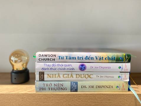 Mình đặt cả bộ 4 cuốn, rất hài lòng. Về hình thức, bìa sách đẹp và chất lượng giấy tốt (cảm nhận là tốt hơn so với mặt bằng chung). Còn về nội dung, mình được bạn giới thiệu đọc, mở đầu đọc những trải nghiệm của tác giả rất cuốn hút, có thể coi là trải nghiệm "tâm linh" được giải thích dưới góc độ khoa học. Hy vọng đọc xong đúng với tác dụng của bộ sách, mình biết cách sử dụng cuộc đời của bản thân, giải phóng nguồn năng lượng xấu và tiếp nạp những nguồn năng lượng sáng tạo, tích cực, trở thành một bản ngã tốt hơn. Mình đặt cả bộ 4 cuốn, rất hài lòng. Về hình thức, bìa sách đẹp và chất lượng giấy tốt (cảm nhận là tốt hơn so với mặt bằng chung). Còn về nội dung, mình được bạn giới thiệu đọc, mở đầu đọc những trải nghiệm của tác giả rất cuốn hút, có thể coi là trải nghiệm "tâm linh" được giải thích dưới góc độ khoa học. Hy vọng đọc xong đúng với tác dụng của bộ sách, mình biết cách sử dụng cuộc đời của bản thân, giải phóng nguồn năng lượng xấu và tiếp nạp những nguồn năng lượng sáng tạo, tích cực, trở thành một bản ngã tốt hơn.