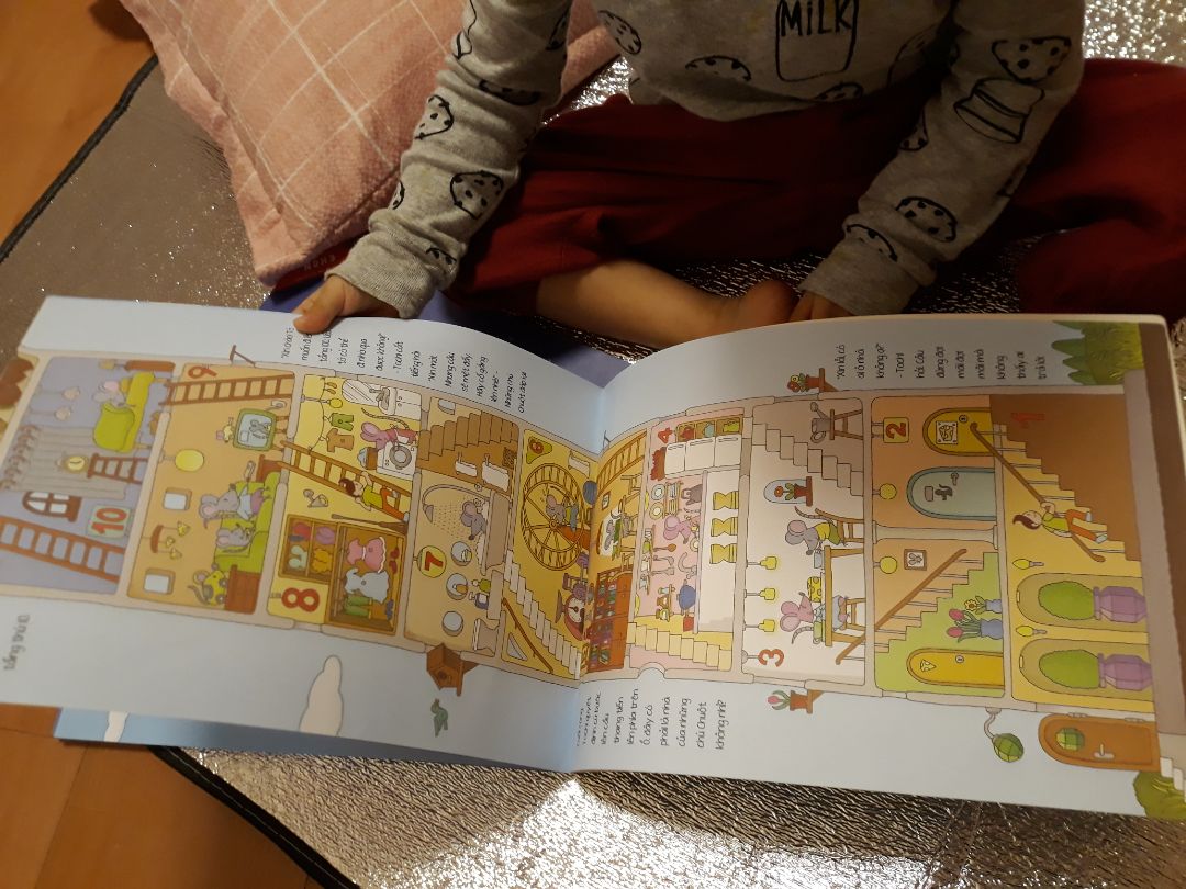 Hình vẽ minh họa rất sinh động, mỗi tầng là một loài động vật khác nhau. Bé nhà mình 3 tuổi rất thích. Ở tuổi này rất khó để kể một truyện từ đầu đến cuối nên mình để con tự mở, thích trang nào đọc, giải thích trang đó. Hình vẽ minh họa rất sinh động, mỗi tầng là một loài động vật khác nhau. Bé nhà mình 3 tuổi rất thích. Ở tuổi này rất khó để kể một truyện từ đầu đến cuối nên mình để con tự mở, thích trang nào đọc, giải thích trang đó.