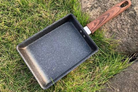 đẹp lắm nhen, đã mua thêm, làm quà tặng, chảo dày, cán gỗ, xai bền, dễ rữa. chống dính tôt, mình nấu bị khét, nhưng chảo vẫn nguyên vẹn ko hư gì, thích lắm, giá quá ok