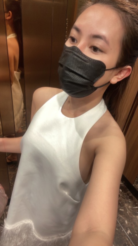 giá tốt quá cho thùng 300 cái, khảu trang cũng giống như loại y tế ngày xưa nhưng mẫu này cải tiến hơn ôm mặt 2 bên má mình cảm giác dc bảo vệ cao hơn, vải dầy dặn nói chung giá này tốt so với chất lượng 
shop uy tín lắm nha, thường xuyên mua hàng của shop này