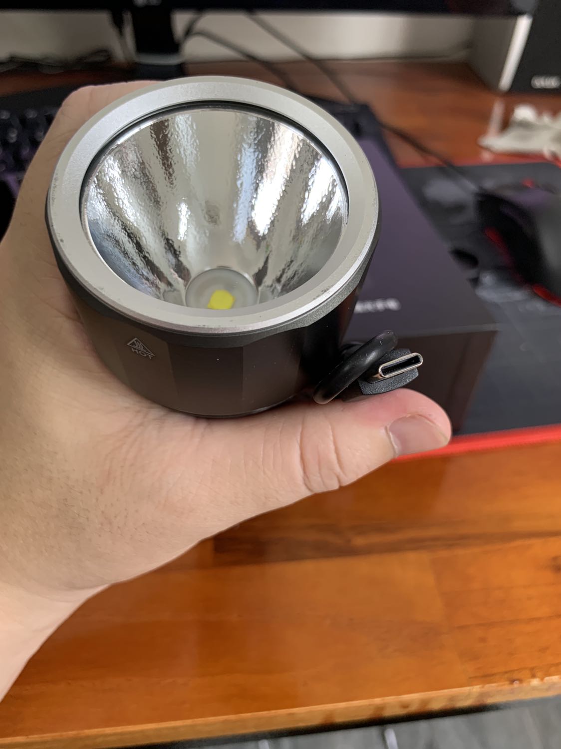 Hàng quốc tế chờ hơi lâu chút nhưng vẫn đúng hẹn. Hộp vẫn nguyên tem niêm phong. Thấy trong mô tả sản phẩm ghi là không kèm pin nhưng mở hộp ra lại có kèm viên pin. Đèn siêu sáng, khoảng cách tầm 50m mà sáng như ban ngày. Cẩn thận không để cho trẻ dùng tự do. Vỏ kim loại cầm chắc chắn, mỗi tội cái kính đèn gõ ộp ộp như bằng nhựa chứ không phải kính cường lực, không biết có bền hay dễ vỡ không. Bật ở độ sáng tối đa tầm 1ph thì đèn nóng ran, cũng dễ hiểu vì công suất cao. 4 đèn báo mức pin tiện và đẹp.