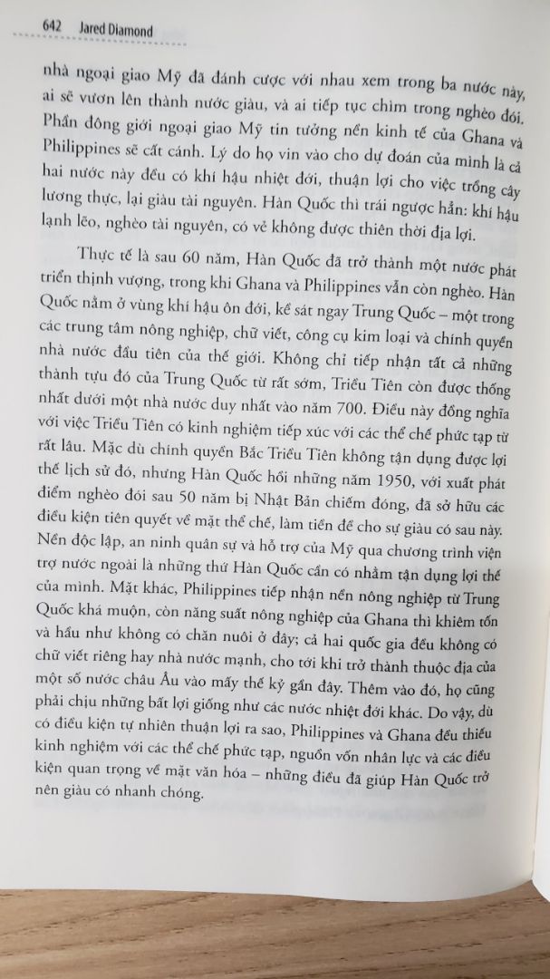 Sách hay. Nội dung phong phú. Văn phong đặc sắc, mang đầy tính thời sự. Nói chung là một trong những quyển sách đáng để gối đầu giường.