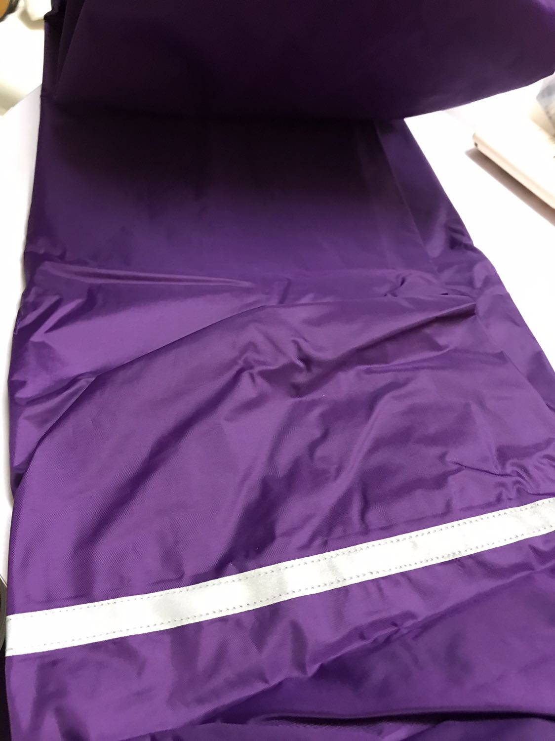 Đã mua áo mưa này 1 lần mặc rất nhẹ, ráo nước, nhanh khô. Rất thích ạ. Giao màu ngẫu nhiên nhưng ib hỏi shop còn màu nào để chọn thì shop cũng ok luôn