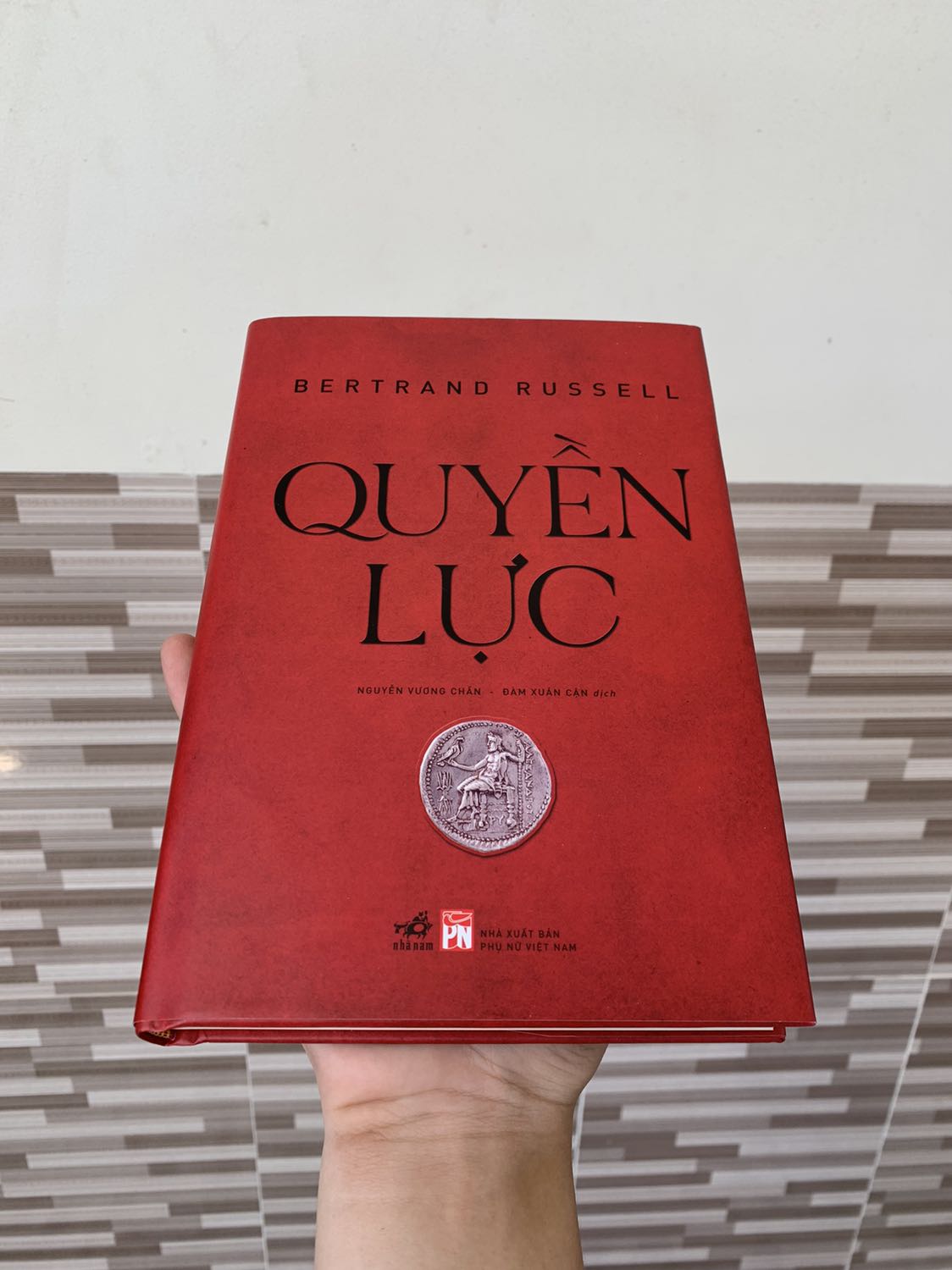 Không có gì để phàn nàn cả, từ cách đóng gói vận chuyển đến chất lượng của cuốn sách tất cả đều tuyệt vời. Chỉ có điều hơi tiếc là mình không được bóc seal 😊