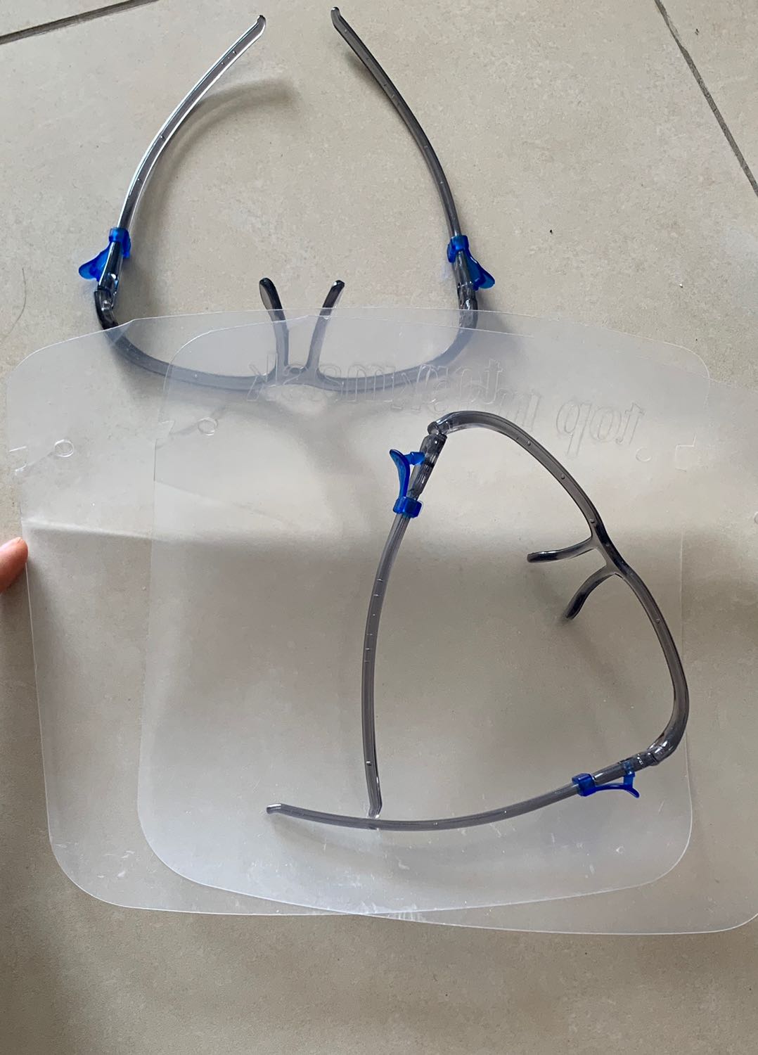 Sp ko như quảng cáo, gọng kính rời ra mà gắn thì cũng ko gắn dc. Màn kính rất mờ và bị gãy do cách gói hàng vận chuyển. Coi như ko thể dùng. Liệu có dc hoàn trả ko nhỉ??? Sp ko như quảng cáo, gọng kính rời ra mà gắn thì cũng ko gắn dc. Màn kính rất mờ và bị gãy do cách gói hàng vận chuyển. Coi như ko thể dùng. Liệu có dc hoàn trả ko nhỉ???