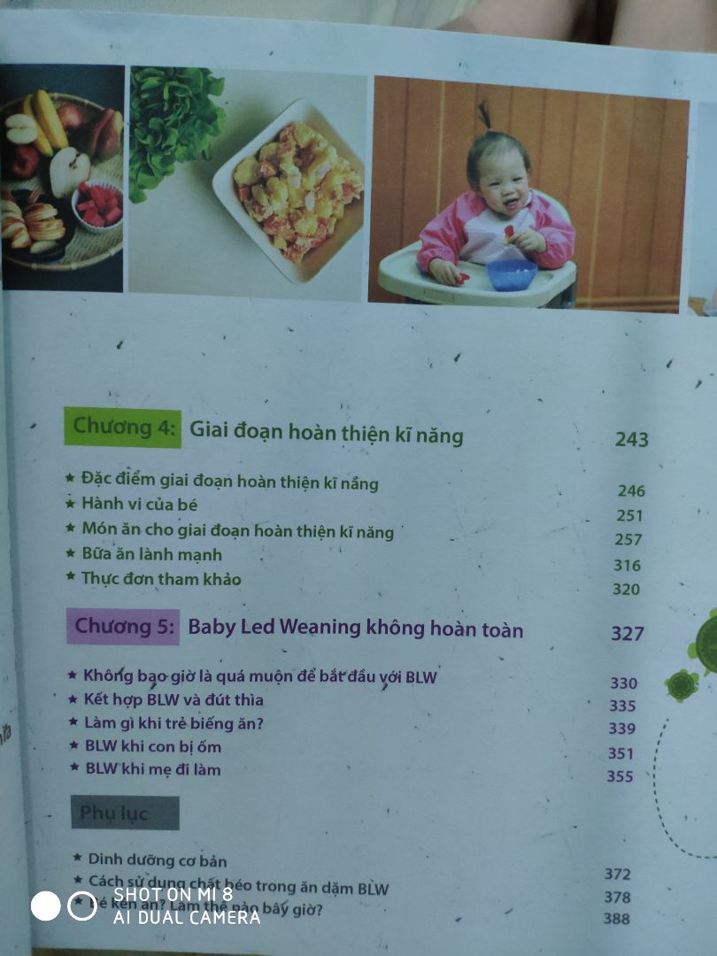 Mình đặt mua bộ 3 quyển: Ăn dặm không phải là cuộc chiến, Con nghĩ gì mẹ biết không, Ăn dặm kiểu nhật. Hôm nay về trước 2 quyển, trong đó quyển Ăn dặm không phải là cuộc chiến rất nhiều tranh bị bẩn mực đen không biết là do khi in bị nhòe ra hay bị sao nữa. Trước khi mua đọc bình luận thấy cũng có mom bình luận là sách bị bẩn mực nhiều trang mà mình vẫn đặt mua vì nghĩ chỉ là chuyện hi hữu thôi, ai ngờ hôm nay mình vẫn nhận được hàng bị bẩn mực như thế. Chắc là lo hàng mới xuất bản lần này bị lỗi mực mà vẫn bán cho khách. Cảm thấy thất vọng quá. ?.