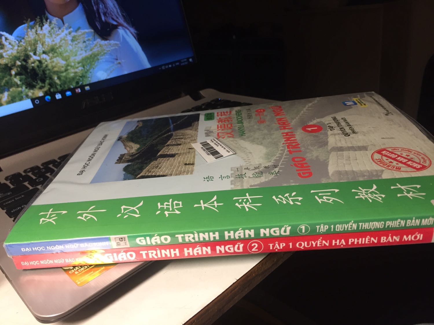 Tuyệt vời
Đây là món quà mình mua tặng bản thân trong tháng lương đầu tiên.
Nên là mk thấy rất là ưng, sách mới mà còn được bọc đôi với nhau luôn.