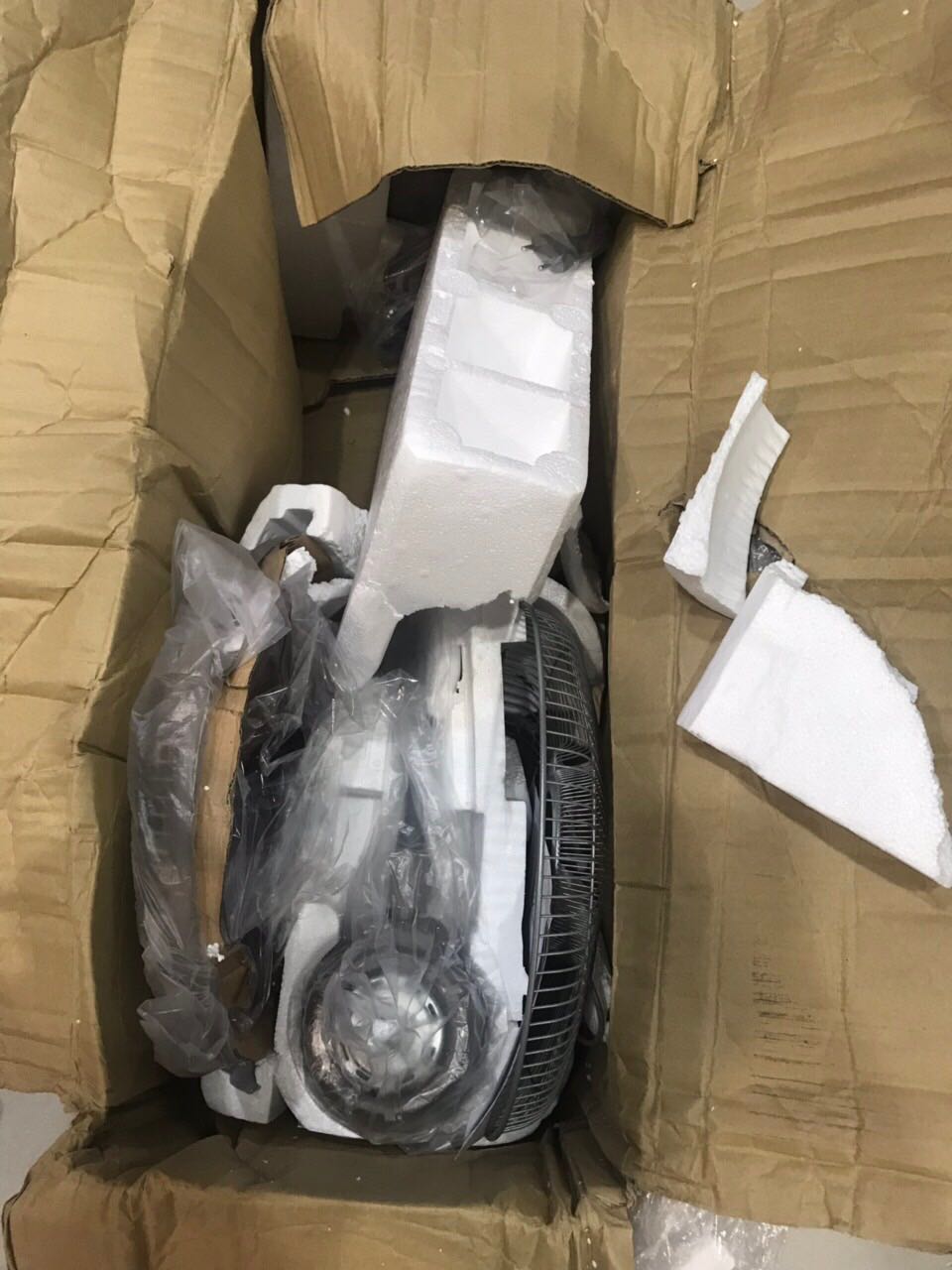 Tiki thu phụ phí chở hàng cồng kềnh mà khi nhận hàng thùng bị móp méo, xốp bên trong vỡ nát hết. May mà quạt ko sao.