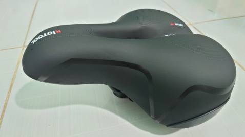 Yên xe có cấu hình đẹp, chắc chắn. Chưa sử dụng nên chưa biết có êm hay không.