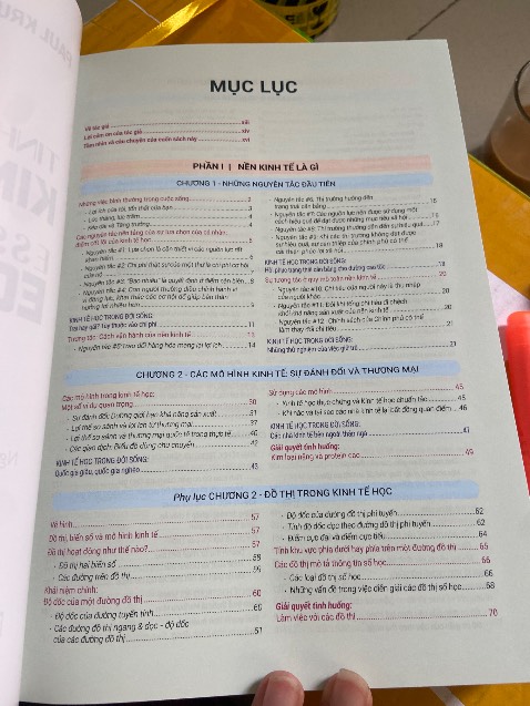 Sách hay, sinh động, ví dụ thực tế dễ hiểu mặc dù học trong trường rồi nhưng về bản chất vẫn mơ hồ đọc cuốn này hiểu rõ hơn về cách vận hành xã hội. Ai còn sinh viên hoặc mới ra trường nên mua về đọc nhé