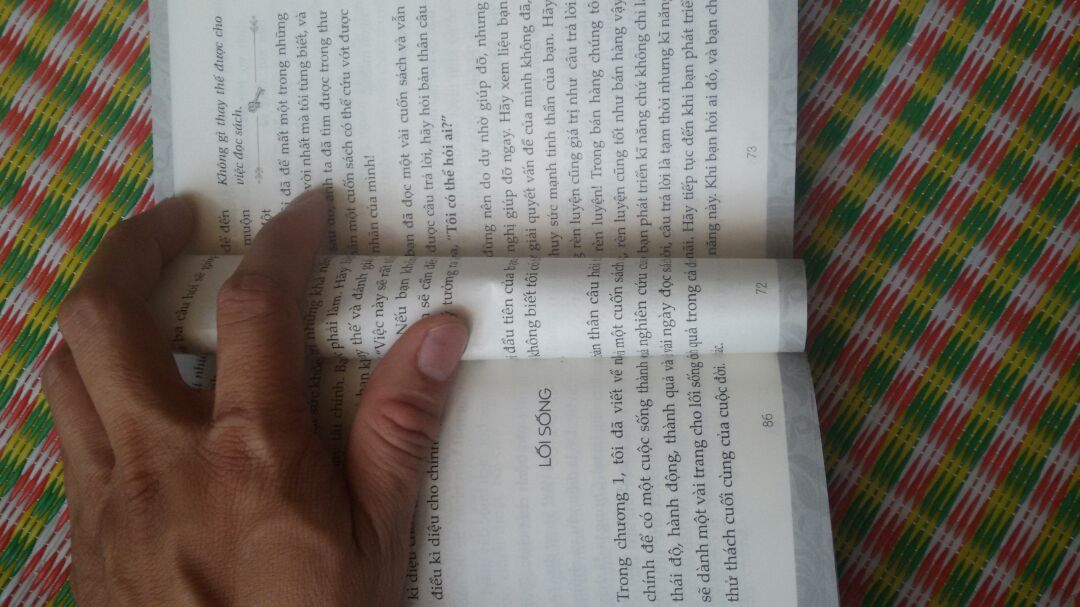 nhầm lẫn giữa các trang sách trong thứ tự và còn thiếu cả vài trang sách . bởi vậy đọc rất không hài lòng chút nào . sách của thái hà books hẳn hoi