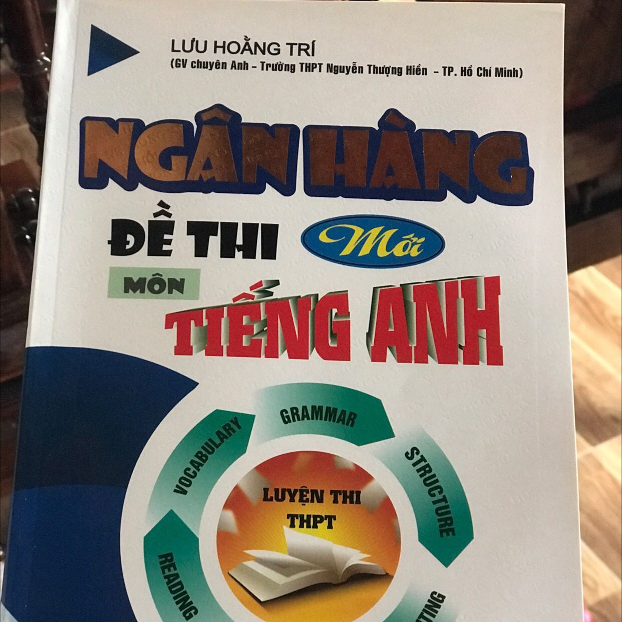 Sách cầm khá nặng tay, có nhiều đề tham khảo và đáp án rõ ràng