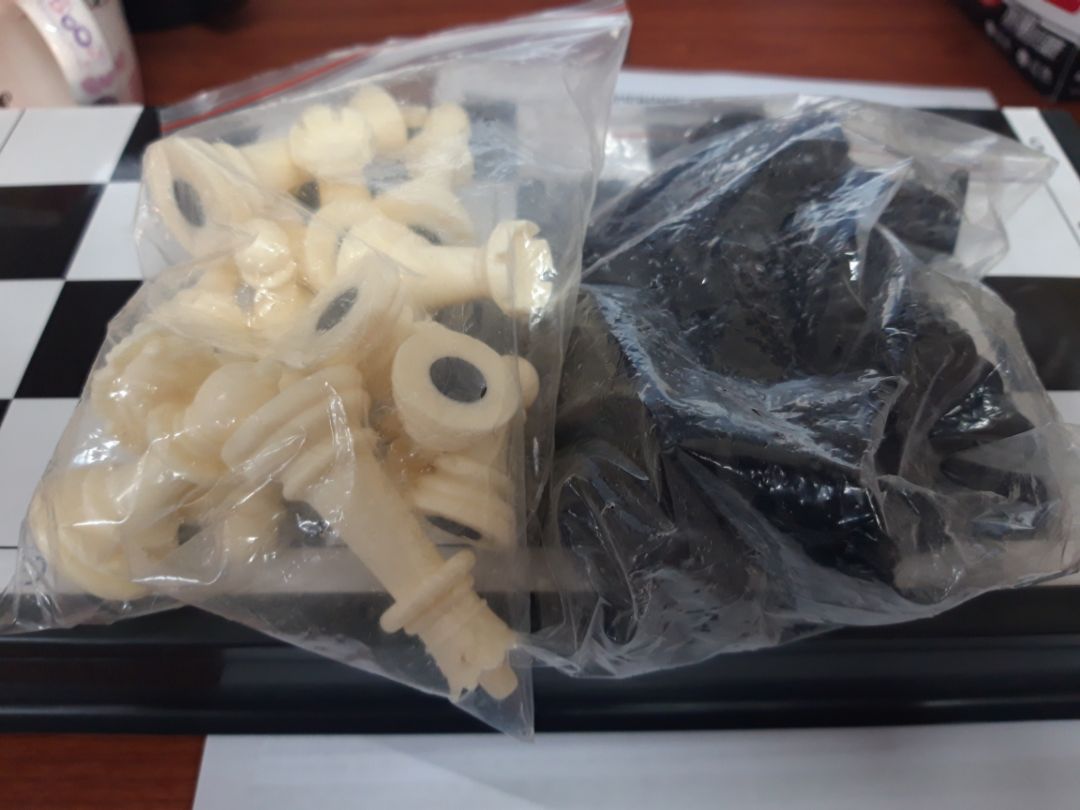 Rất thất vọng luôn. 
1/Tiki giao hàng mà không bỏ vào hộp giấy mà chỉ quấn 1 lớp mũ trong và dán băng keo vào hộp bàn cờ và giao hàng luôn.
2/Thường t0hì mỗi bộ bàn cờ sẽ có giấy hoặc bản hướng dẫn cách chơi cờ, nhưng tiki giao thì không có gì hướng dẫn cho người chơi hết.
3/ Nhìn bộ bàn cờ cũ, giống như đã từng qua sử dụng rồi vậy.