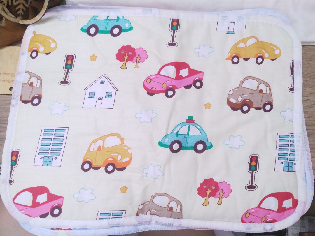 Tấm lót dày dặn, bề mặt cũng mềm. Màu sắc, hoạ tiết dễ thương. Chưa dùng nên chưa biết khả năng thấm hút như thế nào, nhưng nhìn tổng quan khá hài lòng. Cảm ơn shop.