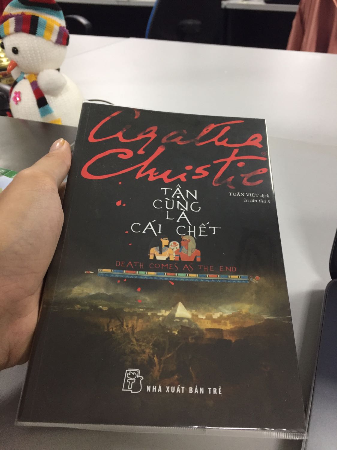 Tác phẩm tuyệt vời cho fan trinh thám. Được tặng cả bookmark nữa.