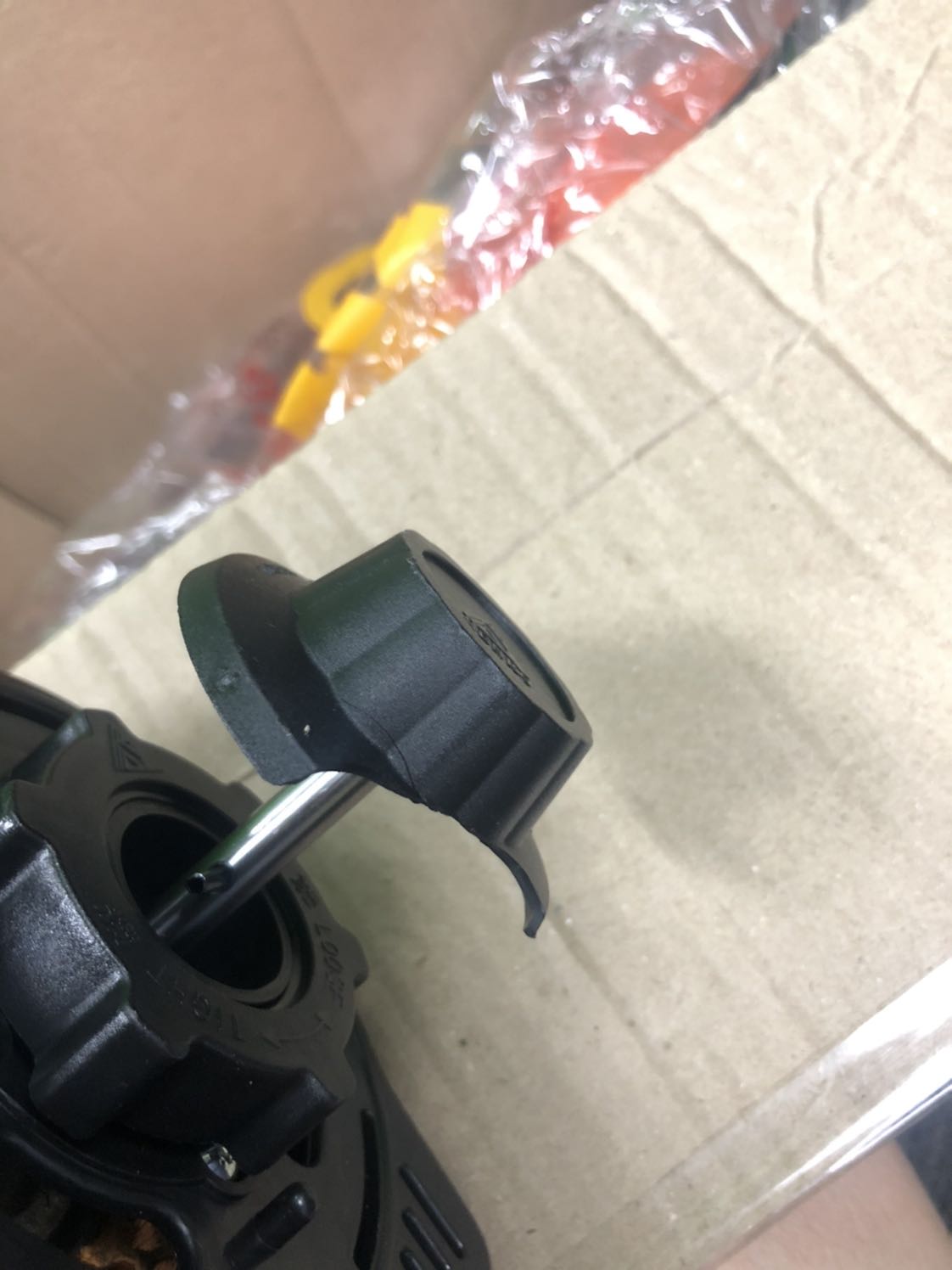 Trời, nếu có âm sao thì mình đã đánh giá âm sản phẩm này luôn chứ không phải 1 sao đâu. Mình chọn nhà cung cấp là Tiki Trading chứ ko phải những cửa hàng kia, dù cho nếu mua ở các nhà cung cấp kia thì được freeship. Freeship đó nhaaa
-..-
 Còn mua ở Tiki Trading mặc dù sản phẩm trên 300k những vẫn tốn phí ship 40k. Mình chả hiểu vì sao phải tốn phí luôn nhưng thôi kệ. Và vì sao mình lại đi chọn cái mắc hơn? Vì mình đọc review thấy nhiều bạn mua sp bị bể bị hư. Nên nếu mua các cửa hàng kia mình hơi lo lắng nên đã chọn tiki trading dù cho nó mắc hơn, chỉ để đảm bảo giao 1 phát là chắc cú xài được. Nhưng rồi sao. Giao về sp cho mình lại bị bể 1 miếng như vậy. 
Quạu trong lòng 1 tí rồi nha. 
Rồi sao, giờ phải đợi tiki đổi hàng hả?? Và mình lại phải ngồi trong cái khí nóng nực này tiếp vài ngày??
Mình trả tiền sp mắc hơn chỉ để đổi lại trải nghiệm không vui?
Tiki liên hệ mình ngay nha, trước khi mình quạu trong lòng 1 đống.