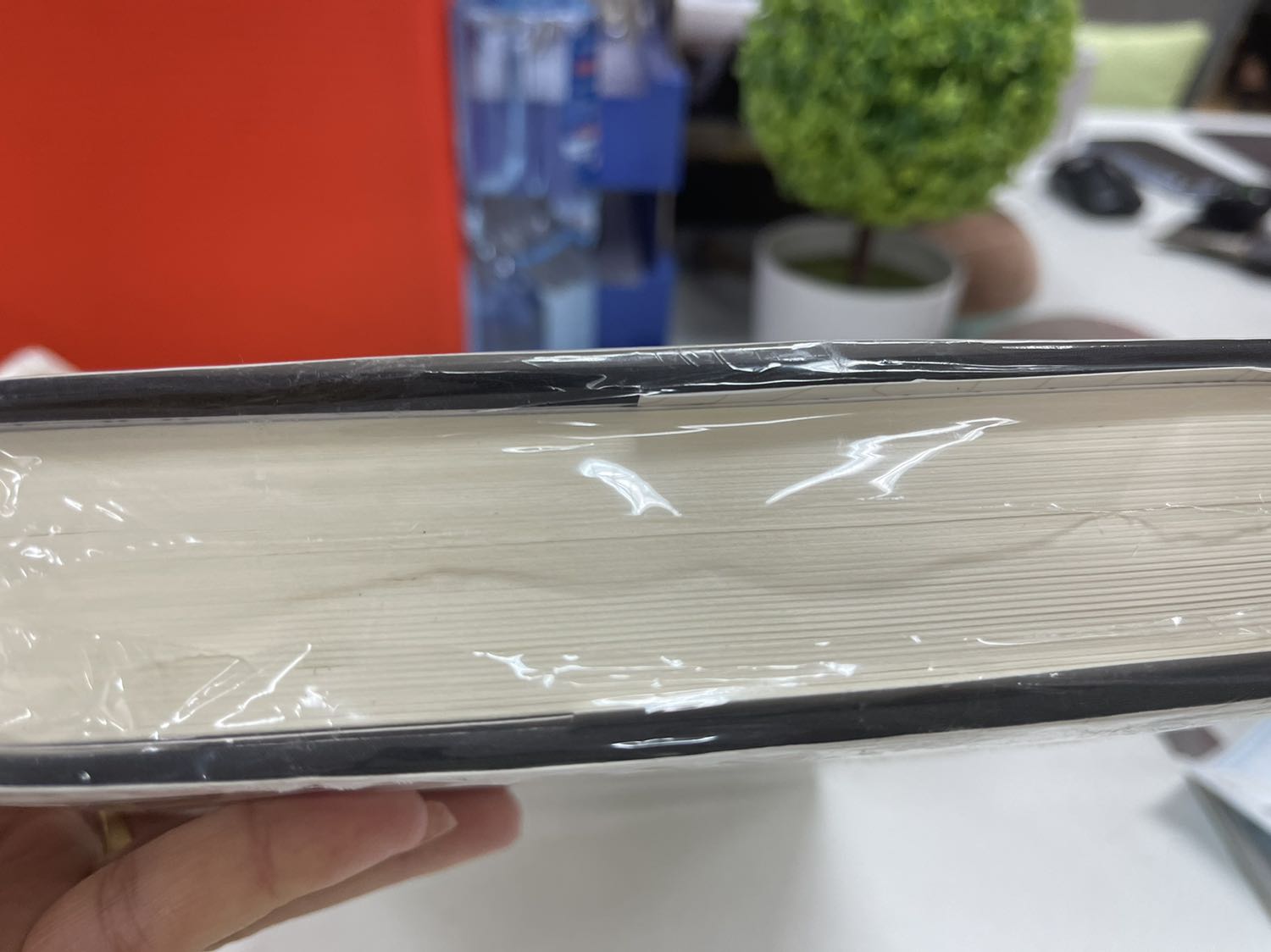 Nội dung thì không còn gì phải ý kiến, mọi người góp ý đầy ở các quyển bản thường, bìa mềm rồi. Mua để đi tặng, để lưu mà khi nhận hàng, nhà cung cấp nghĩ cái gì khi đóng chống móp méo góc sách, mà đi dán trực tiếp một lô băng keo trực tiếp lên cái màng bọc của sách. Bóc được chỗ đó ra thì nhìn lem nhem, chưa kể màng bọc ngoài bị lồi lõm như kiểu mua hàng thanh lý ở đâu. Một quyển sách Phiên bản đặc biệt, thì làm ơn đối xử đặc biệt một chút. Có thể bao bọc một lớp túi bóng trước khi dán một đống băng keo lên dùm, chứ giờ nhìn quyển sách so với số tiền mà thấy ức chế.
Ngoài ra, nhìn trực quan bên ngoài cũng không thấy khác biệt nhiều so với quyển bìa cứng cùng loại, với giá sale còn hơn 540k vẫn là quá đắt so với giá quyển bìa cứng. 1 triệu là mua được bộ 4 quyển của tác giả mà bìa cứng đẹp long lanh và chất lượng cũng gần như Phiên bản đặc biệt rồi.