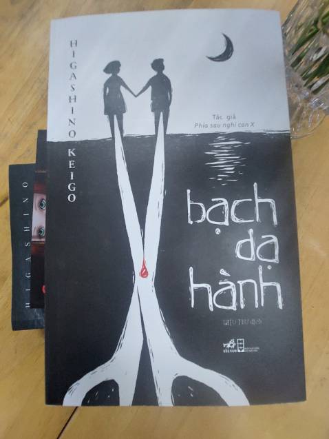 “ Thế nhưng tôi không thể buông vụ án này là có lý do. Tôi cảm thấy chính vì vụ án này không bị phá, mà đã hại mấy người vô tôi gặp phải bất hạnh. Có một cái mầm lẽ ra phải nhổ ngay từ lúc ấy, nhung vì không nhổ đi , để cái mầm ấy ngày một lớn dần, trưởng thành rồi nở hoa, một đóa hoa độc ác.”
 Không chỉ có kiến thức phong phú, hiểu biết sâu sắc về bản chất con người hay mặt trái xã hội, Keigo còn có cách kể chuyện cực kỳ cuốn hút.